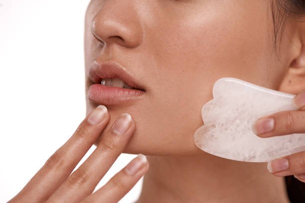 6 Herramientas Ancestrales de la MTC: Más Allá de las Agujas de Acupuntura 11 gua sha de jade para friccionar la piel